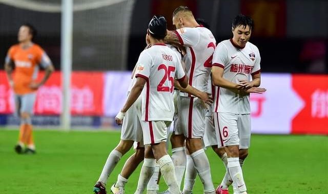 奥格斯堡定位球战术显威,头球制胜拿下宝贵三分