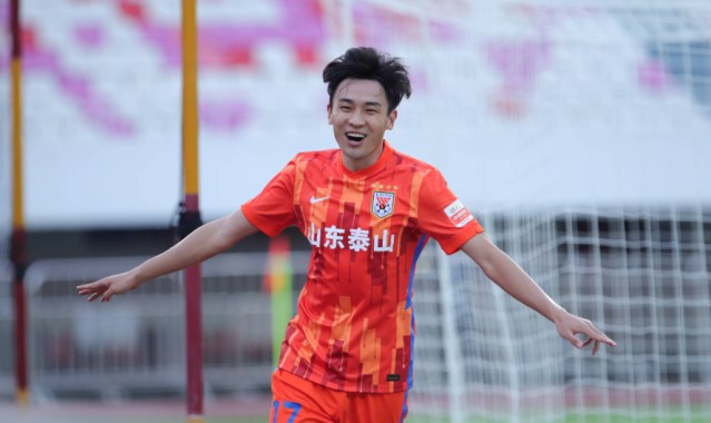 霍芬海姆边路快马突击,速度优势撕裂对手防线