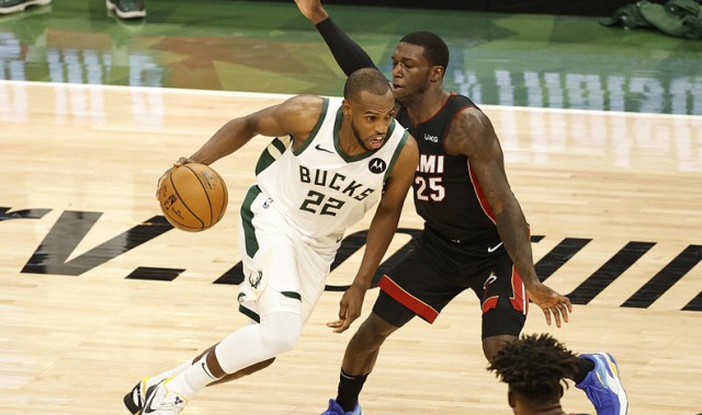  字母哥狂砍四十一分雄鹿轻取公牛显霸主本色