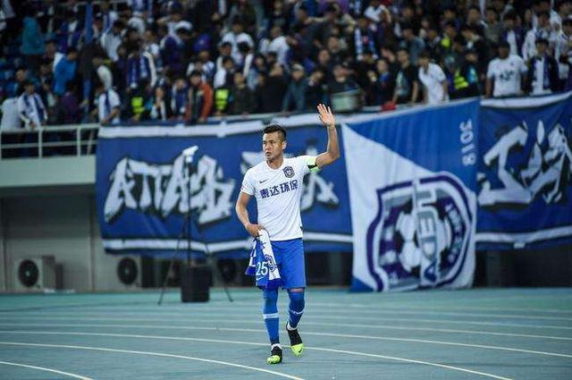 兰斯定位球战术屡建奇功,高中锋头球梅开二度主宰比赛  兰斯定位球战术屡建奇功,高中锋头球梅开二度主宰比赛