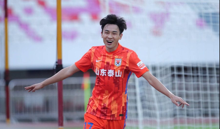  霍芬海姆边路快马突击，速度优势撕裂对手防线