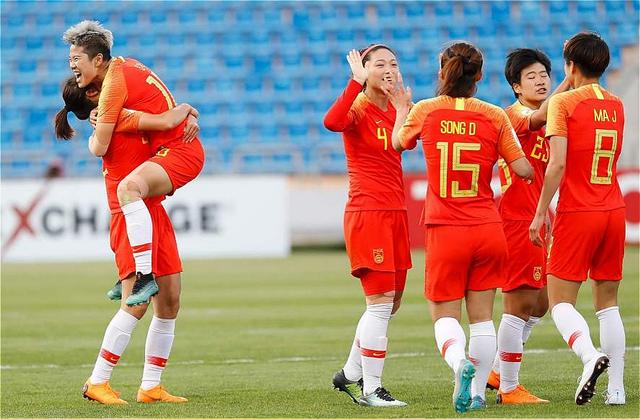  巴黎女足创纪录夺冠，男足受激励  